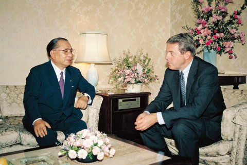 Daisaku Ikeda bertemu dengan Mantan Kanselir Austria Franz Vranitzky, Tokyo, Japan, October 1989 [© Seikyo Shimbun]