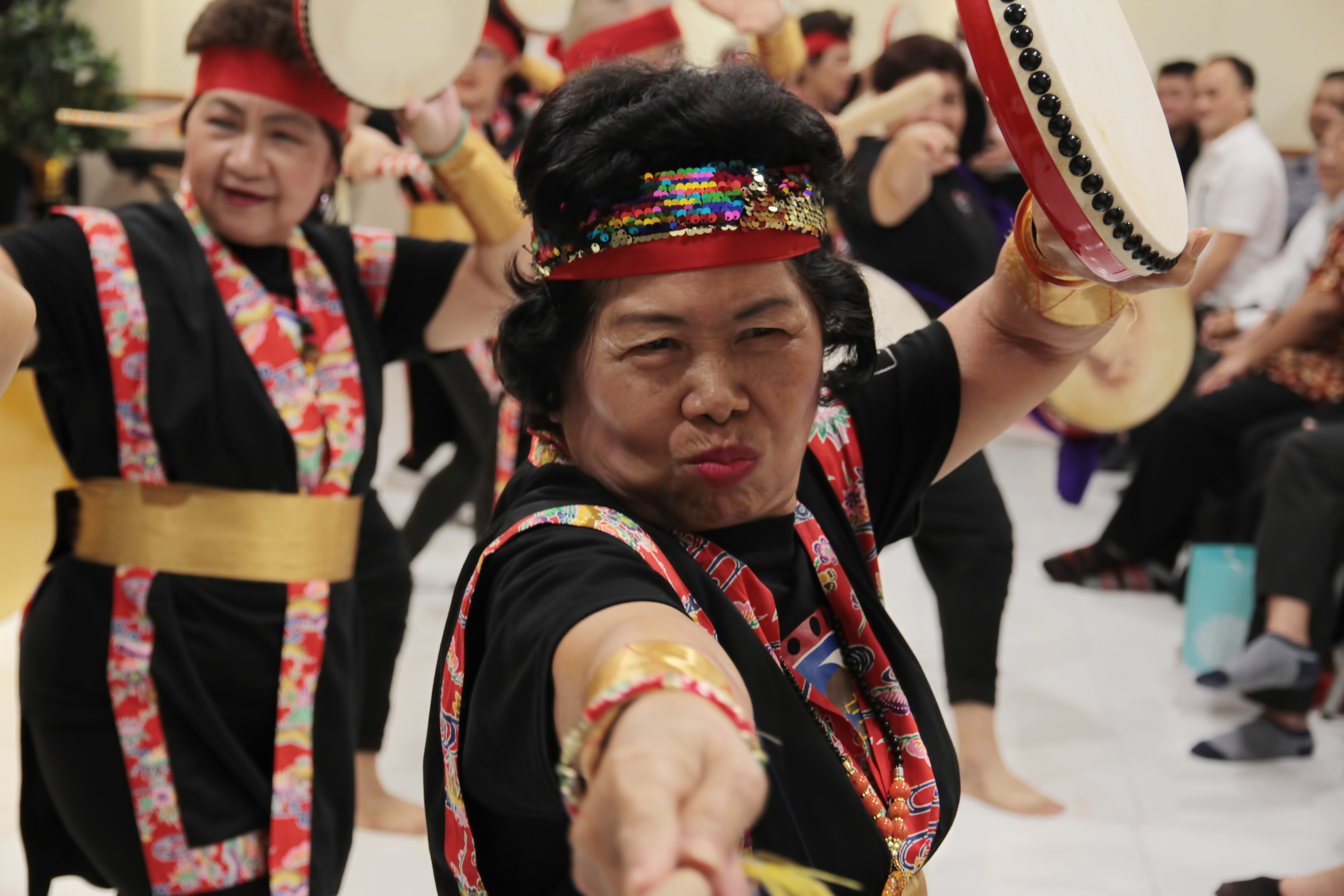 Ibu Erryanti Santoso sedang menampilkan kesenian Taiko bersama Group Taho ( Banyak Pusaka ) 
