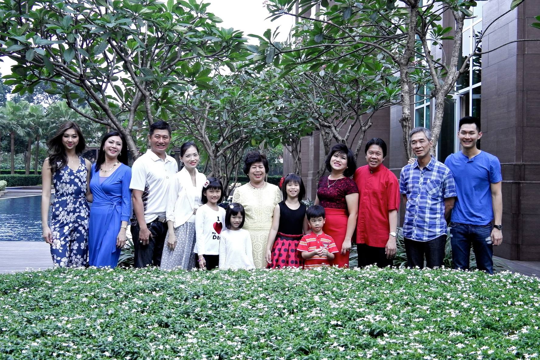 Ibu Erryanti Santoso bersama anak. menantu dan cucu-cucunya